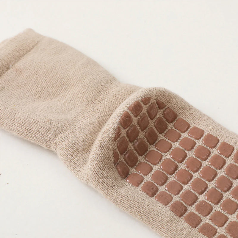 Warm socks for babies with a non-slip pad 