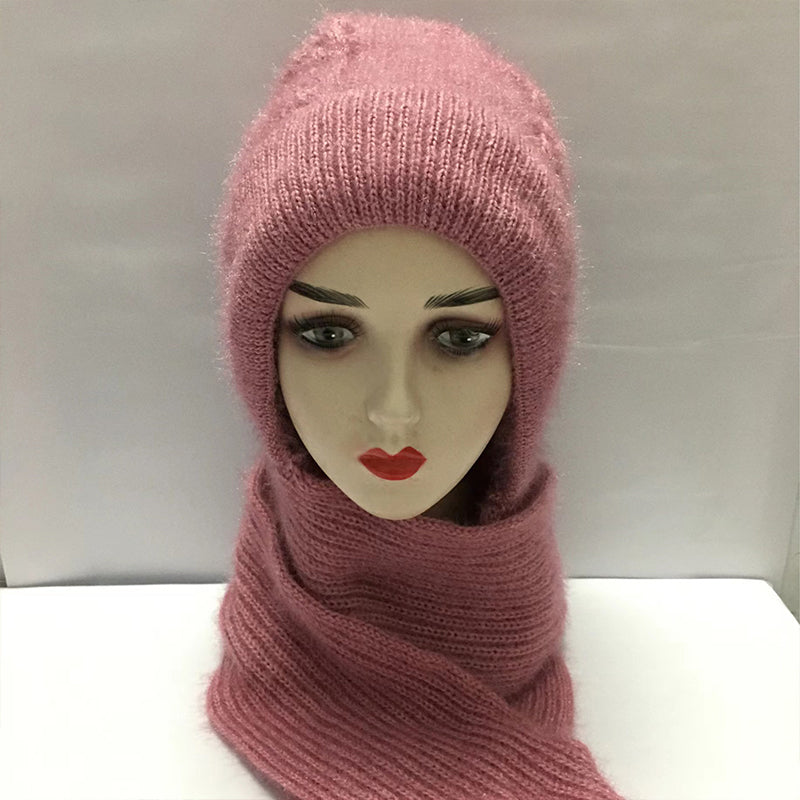 Combined hat and scarf set against the wind